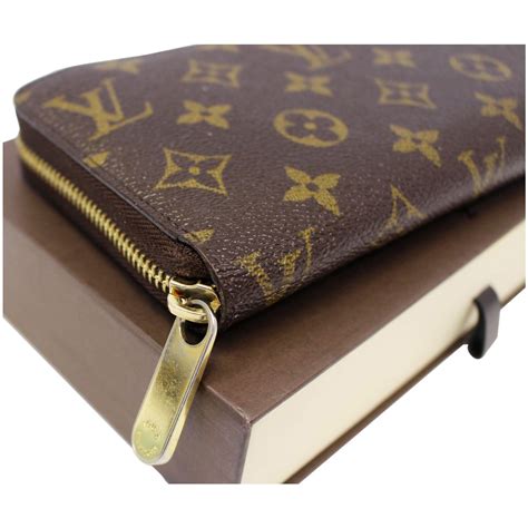 louis vuitton wallet monogram.